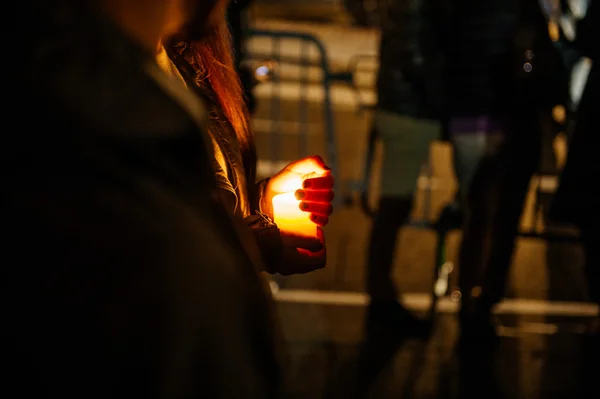 Pessoas que se reúnem com velas — Fotografia de Stock