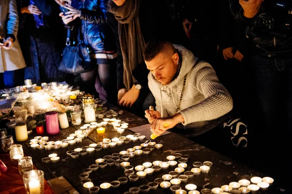 Menschen solidarisieren sich mit den Opfern der Anschläge von Paris — Stockfoto