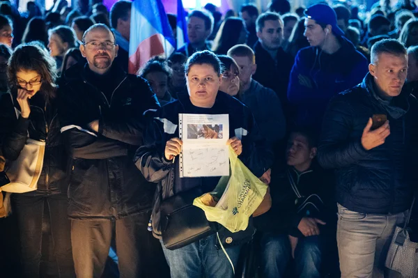 Människor samlas i solidaritet med offren från Paris övergrepp — Stockfoto