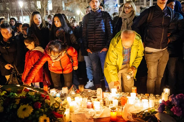 Gente reuniéndose en solidaridad con las víctimas de los asaltos de París —  Fotos de Stock