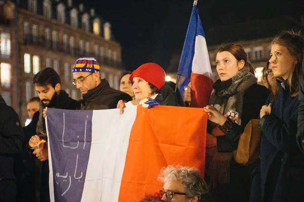 Толпа слушает выступления в центре Страсбурга — стоковое фото