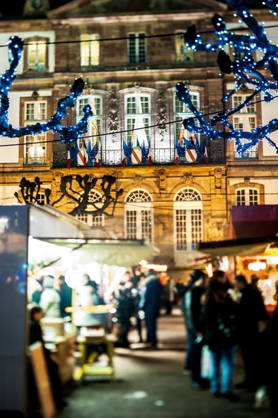 Traditioneller Weihnachtsmarkt im historischen Straßburg — Stockfoto