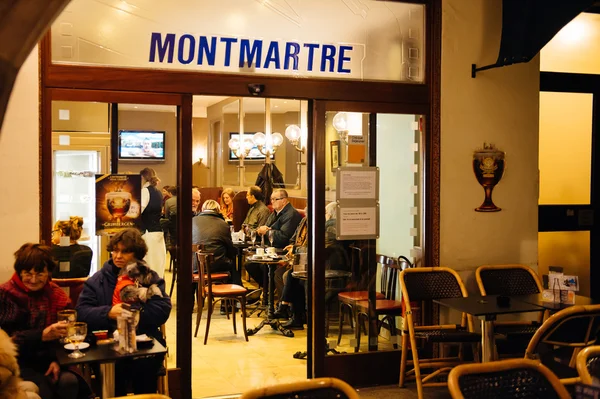 Les gens qui aiment café à Montmartre café — Photo