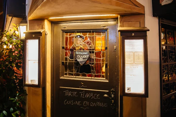 Open Restaurant door during Christmas market — стокове фото