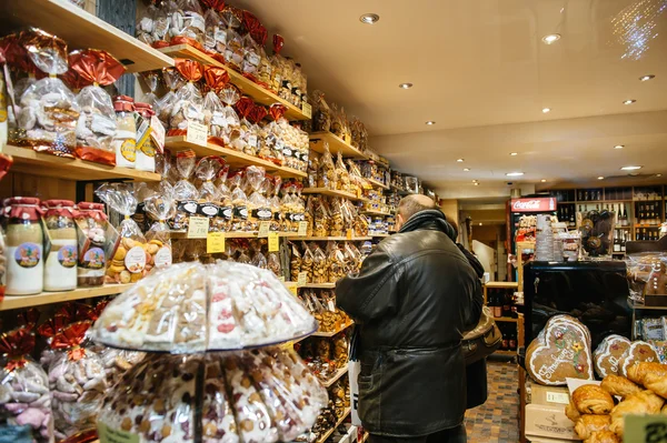 Menschen kaufen Weihnachtssüßigkeiten auf dem Weihnachtsmarkt — Stockfoto