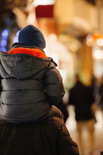 Kid on the shoulders of his father — Stockfoto