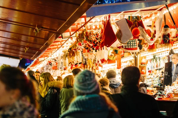 People admiring Christmas gifts in kiosk — Stockfoto