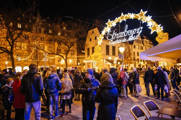 Menschen bewundern Leuchtreklame Weihnachtsmarkt, captial de noel, — Stockfoto