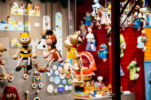 샬레 나무 크리스마스 장난감 판매 — 스톡 사진