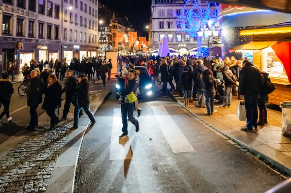 Karácsonyi piac karácsony idején Strasbourgban város elfoglalt — Stock Fotó