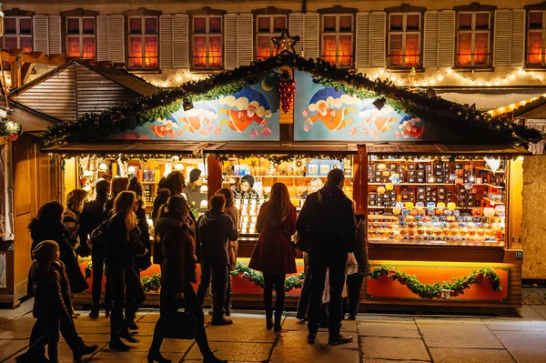 忙在城市斯特拉斯堡圣诞市场 Christkindlmarkt — 图库照片