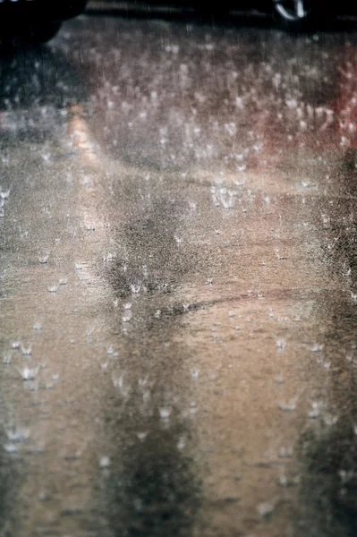 Gotas de lluvia sobre asfalto —  Fotos de Stock