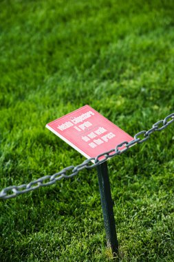 Lütfen çimenlerin üzerinde yürüyüş yapmak