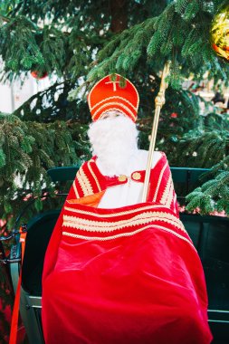 Saint Nicholas insan ölçeğine oyuncak gönye ve pastoral personel ile