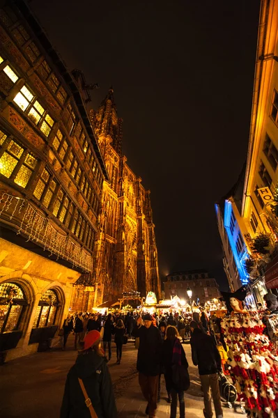 Personnes visitant le marché de Noël — Photo