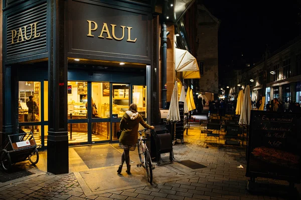 Paul Boulangerie Et Patisserie with customer waiting on bike — Stock Photo, Image