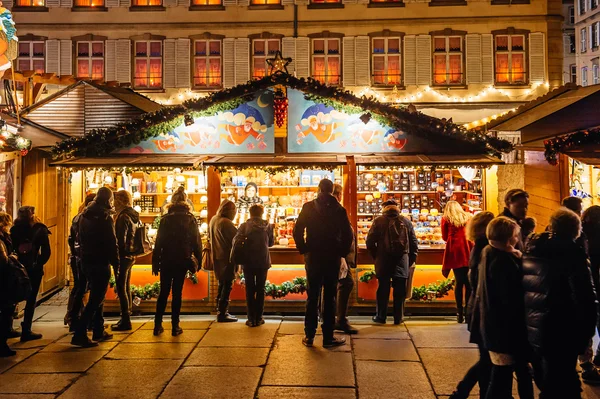 忙在城市斯特拉斯堡圣诞市场 Christkindlmarkt — 图库照片