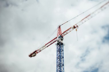 Bir vinç tilt-shift defocused görünümünü