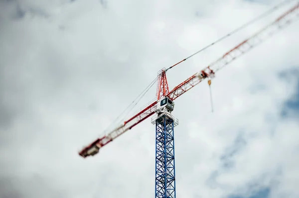 Tilt-shift defocused view of a crane — Stock Photo, Image