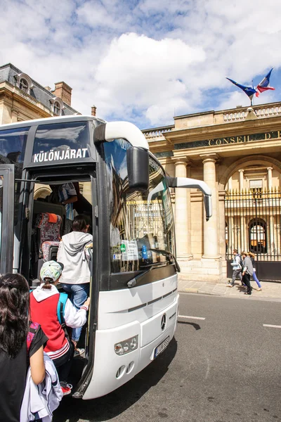 Международные туристы в Париже, Франция — стоковое фото