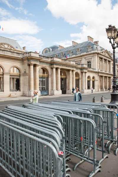 Anti-Protest fences near Conseil d'Etat - Council of State build — Stock Photo, Image