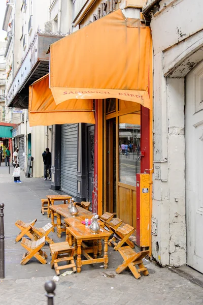 Вуличних кафе з кріслами на вулицях Парижа — стокове фото