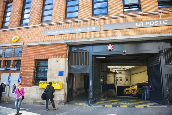 La Poste branch and parcel shipping platform in Paris — Stok fotoğraf