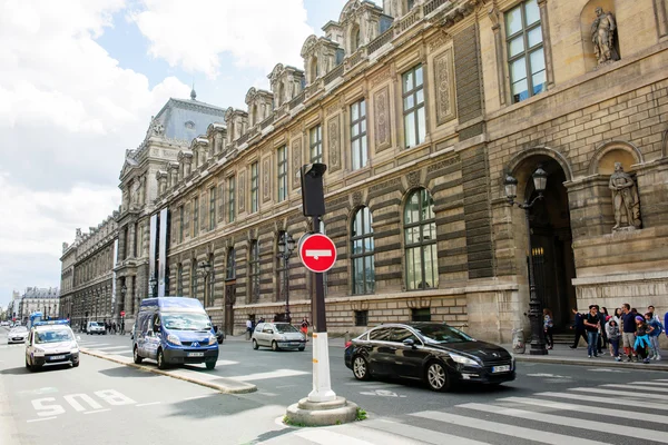 Величественная улица Риволи с Лувром — стоковое фото