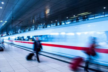 İş insanlar hareket acele saat tren istasyonu