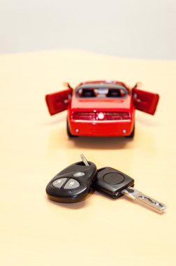 Arabanın anahtarını bir Cabrio cabriole silueti ile