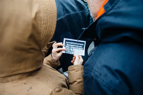 Протестующие собрались на площади Клебер, протестуя против правительственной площади — стоковое фото