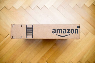 Amazon logo karton kutunun üstünde yazılıdır