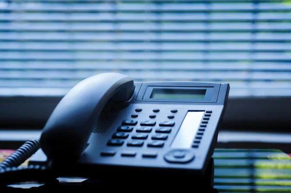 Telefono da scrivania Executive VoIP con cuffie tradizionali a filo — Foto Stock