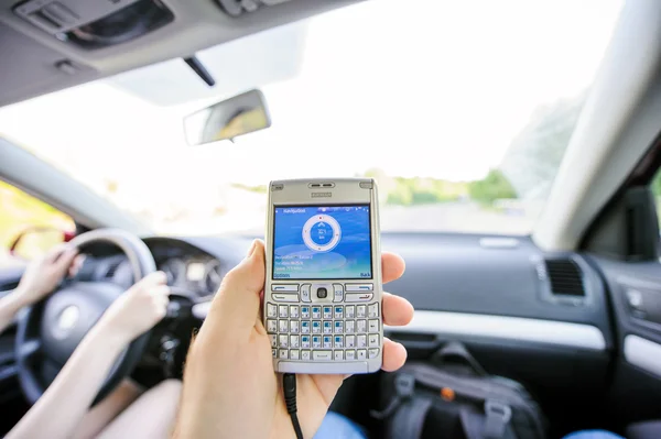 Man cheking speed and direction on GPS screen — 스톡 사진