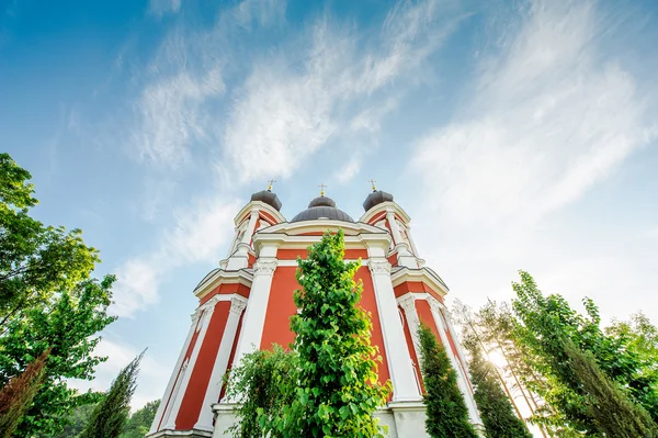 Facciata della chiesa ortodossa circondata da vivaci alberi verdi — Foto Stock