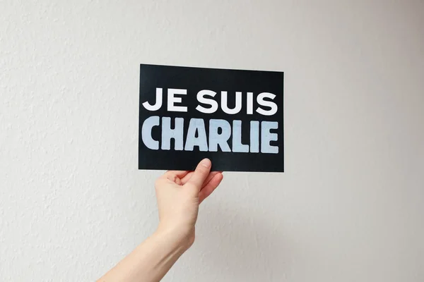 Je Suis Charlie sign in woman's hand — Stockfoto