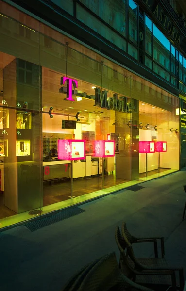 T-Mobile store facade at night — Stockfoto