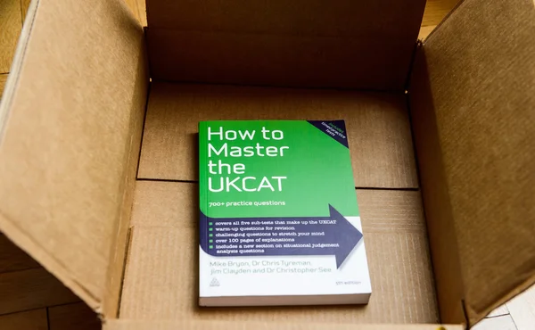 How to Master the UKCAT book in cardboard box — ストック写真