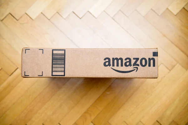 Amazon logotype printed on cardboard box — Stock Photo, Image