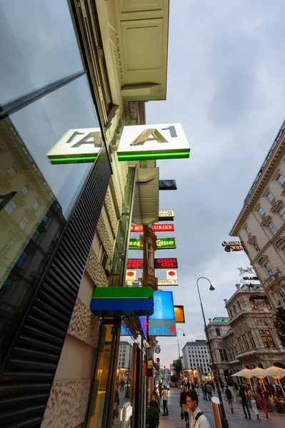 Einkaufsstraße Leuchtreklamen Konsum — Stockfoto