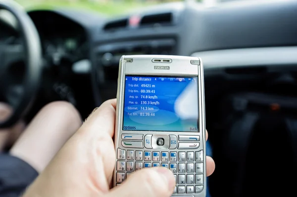 Uomo che controlla la distanza sul display dello schermo dello smartphone GPS — Foto Stock