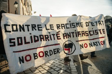 Fransız Hükümeti'nin devlet acil karşı gösteri