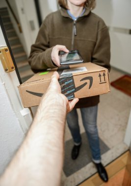 Müşteri el parsel Ups aracısından alma