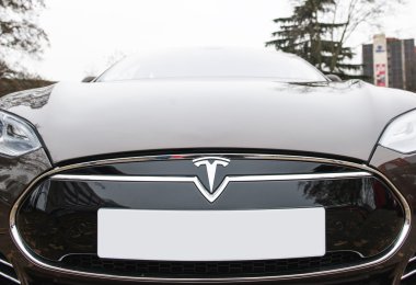Boş numara levhaları ile yeni tesla araba