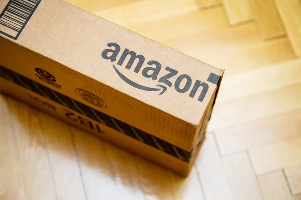 Amazon logo gedrukt op kartonnen doos — Stockfoto