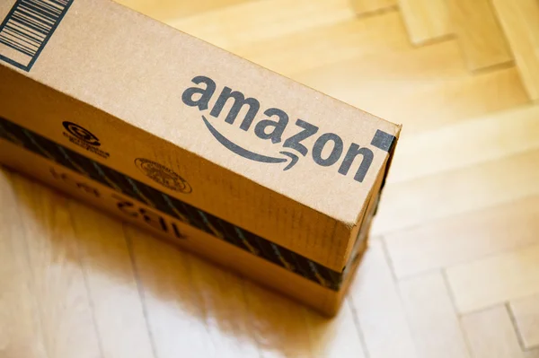 Amazon λογότυπο εκτυπώνονται σε κουτί από χαρτόνι Φωτογραφία Αρχείου
