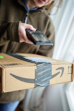 Paket tarama gülen memur ups