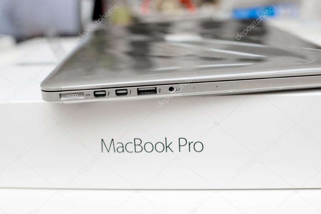 os selv Kemiker Perseus MacBook Pro unboxing new computer – Stock Editorial Photo © ifeelstock  #98671522