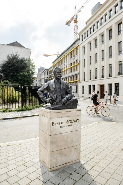 Ernest Solvay statue in the center of Brussel — Stock Photo, Image