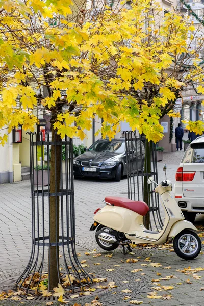 Vespa scooter parked in beautiful city — Stok fotoğraf